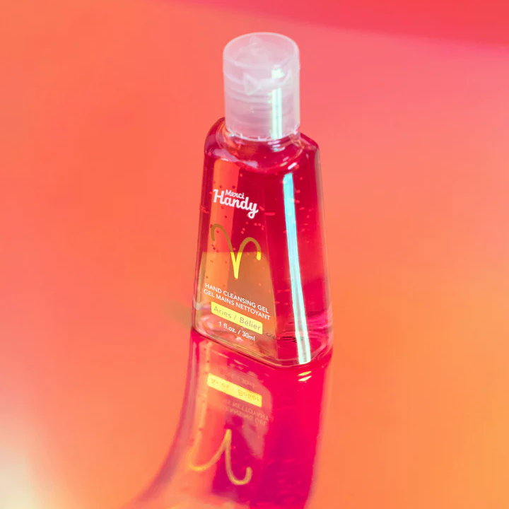 Gel pour les mains avec motif bélier sur fond clair.