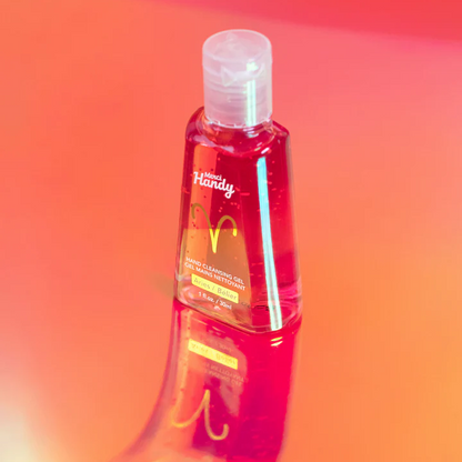 Gel pour les mains avec motif bélier sur fond clair.