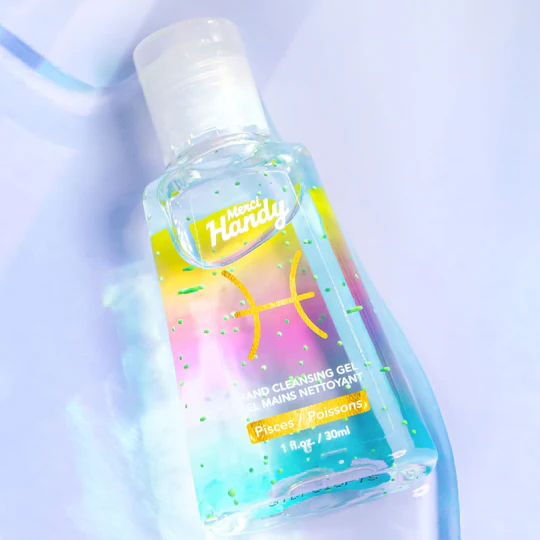 Gel pour les mains au motif poisson, format compact et coloré.