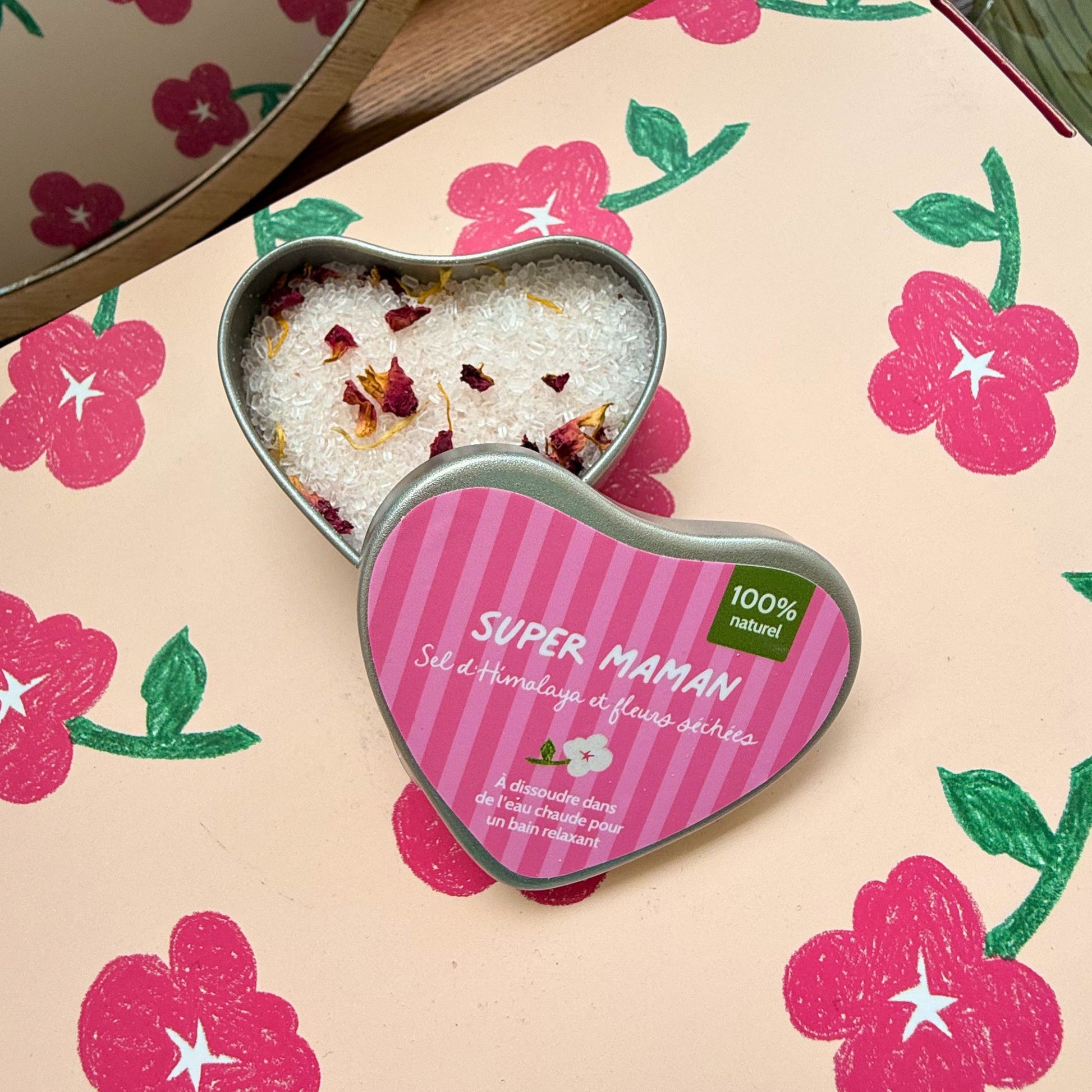 Boîte cœur argentée contenant du sel de bain et fleurs séchées