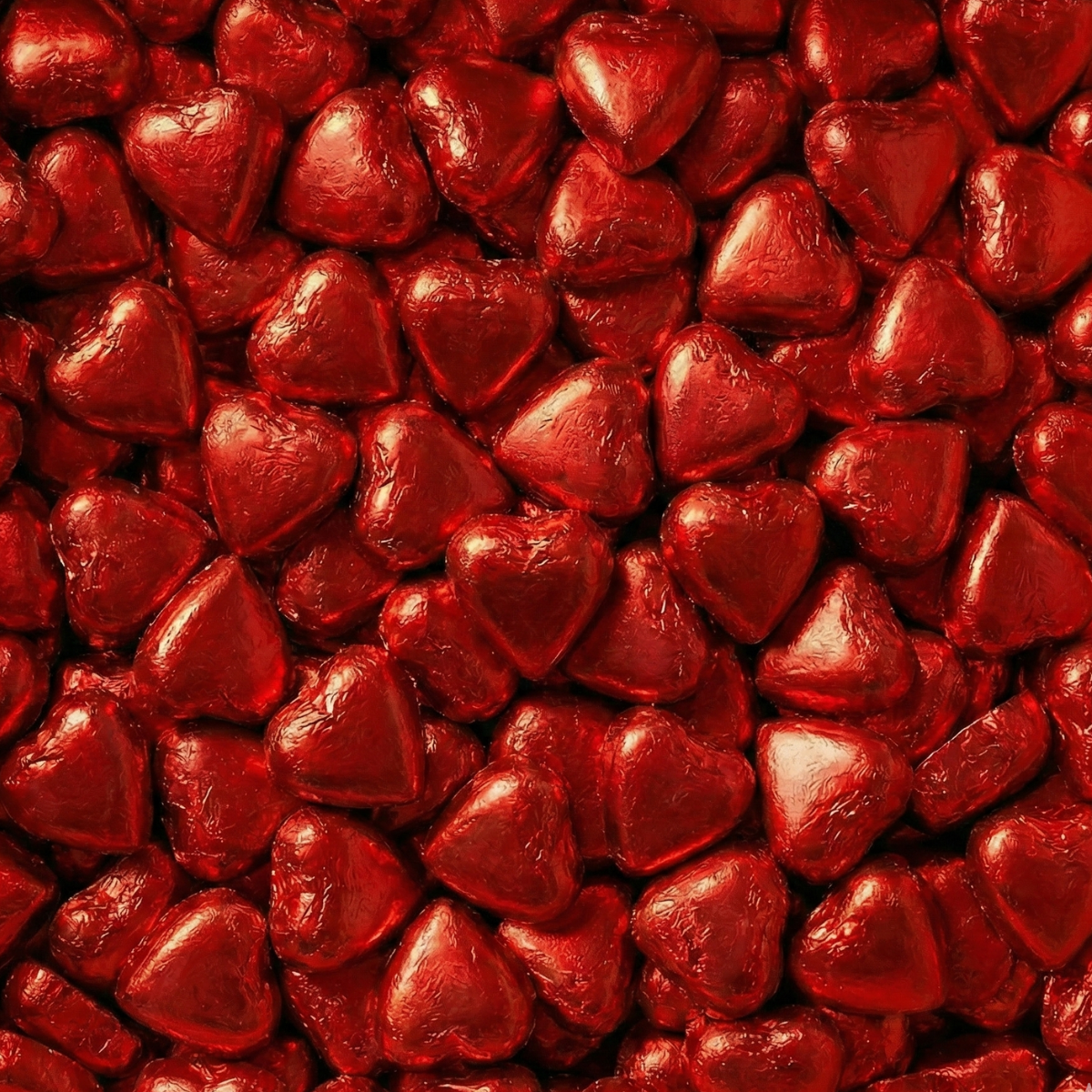 Coeurs en chocolat au lait avec un fourrage à la noisette