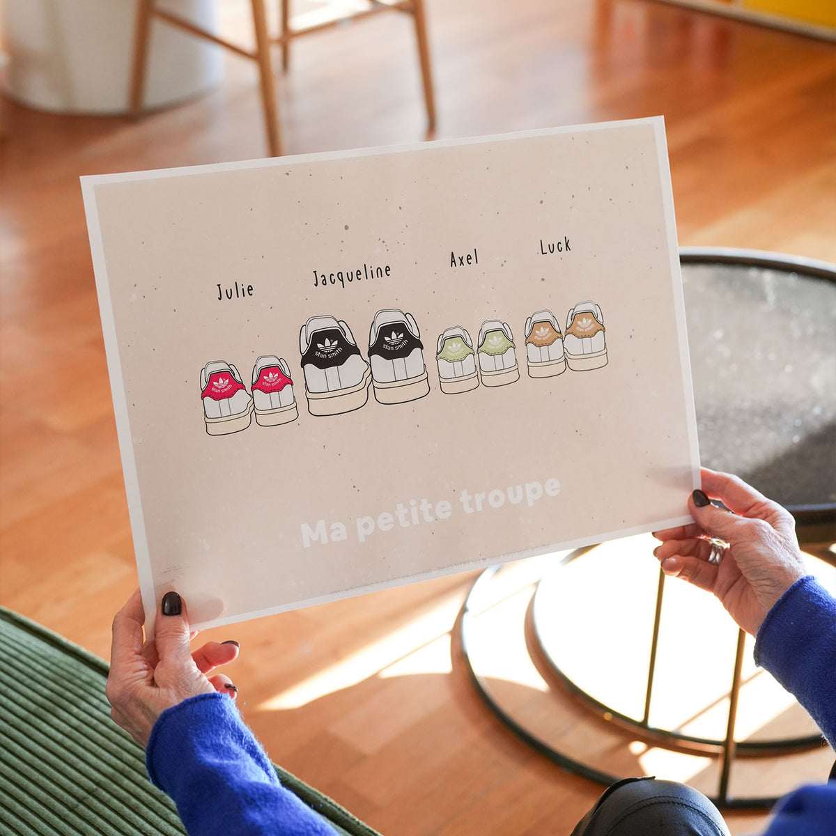 Affiche illustrant des baskets blanches sur fond minimaliste.
