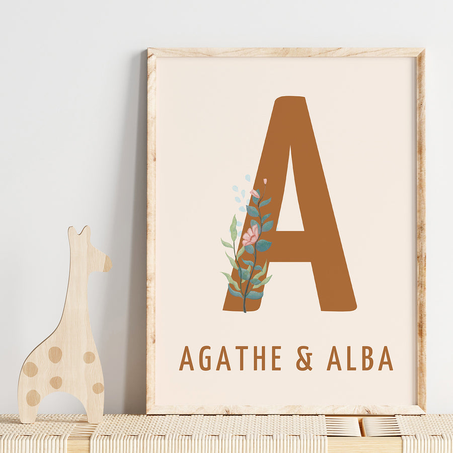 Affiche personnalisée avec initiale et prénom en typographie élégante.