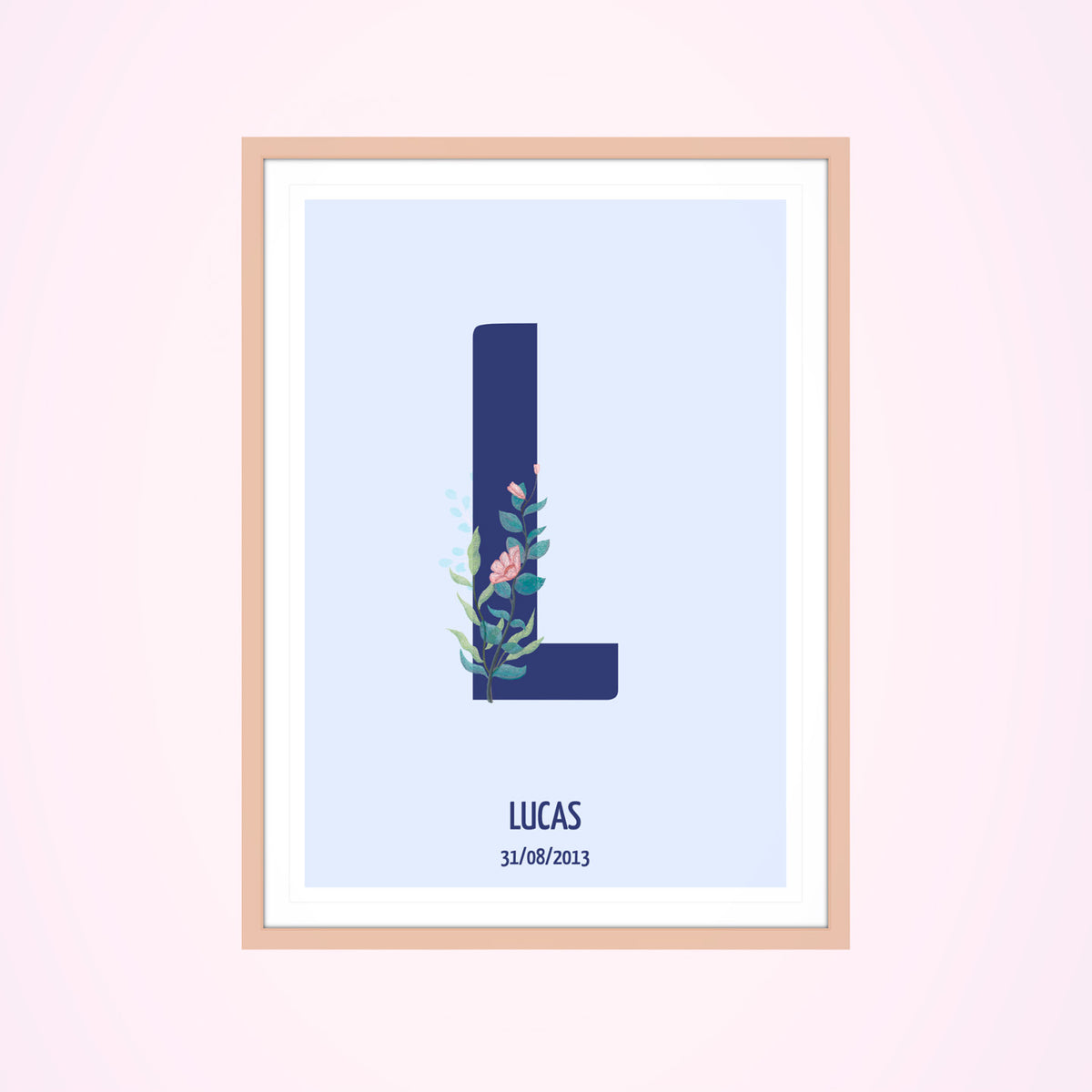 Affiche personnalisée avec initiale et prénom en typographie élégante.