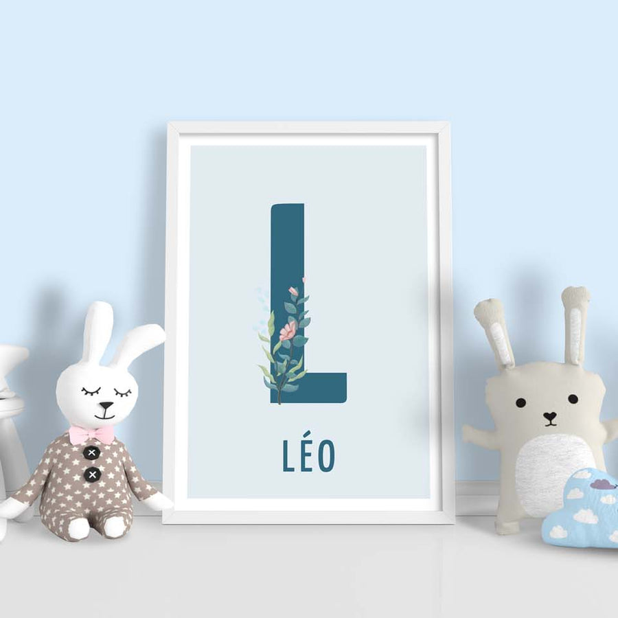 Affiche personnalisée avec initiale et prénom en typographie colorée.