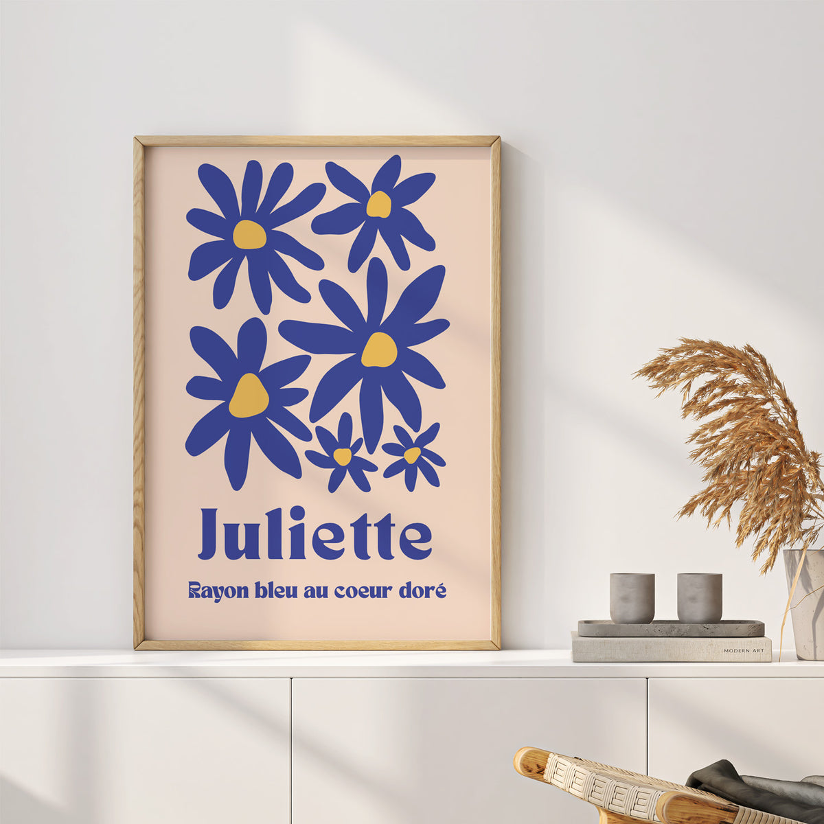 Affiche de marguerites sur fond bleu, motif délicat et lumineux.