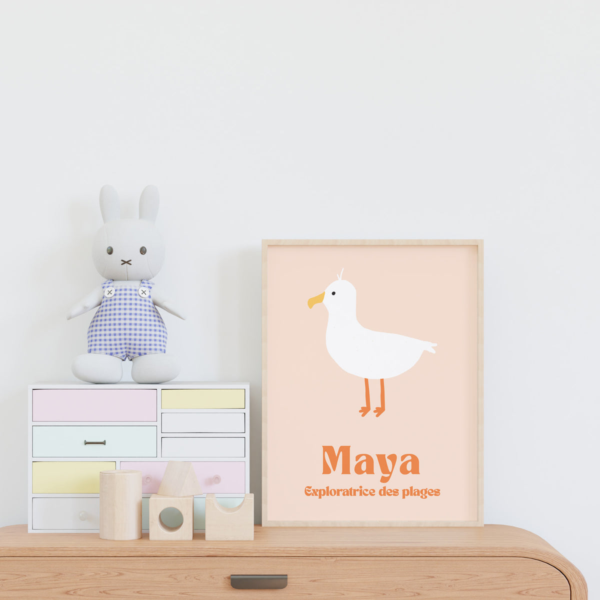 Affiche de mouette en vol sur fond clair, style artistique