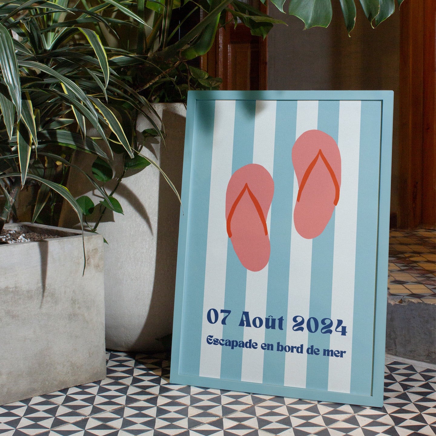 Affiche colorée de tongs sur fond de plage ensoleillé
