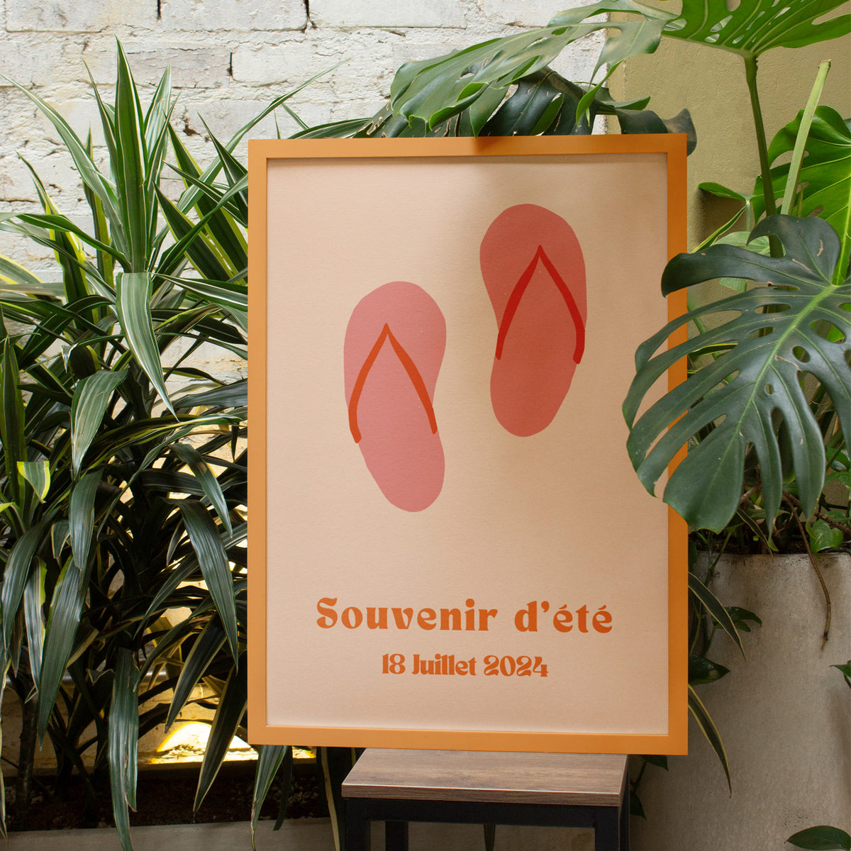 Affiche colorée de tongs sur fond blanc, style estival