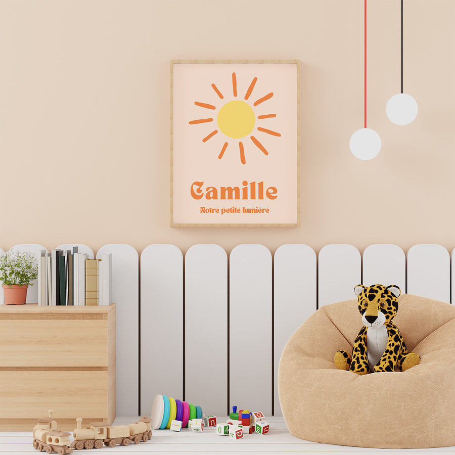 Affiche soleil avec rayons stylisés sur fond clair