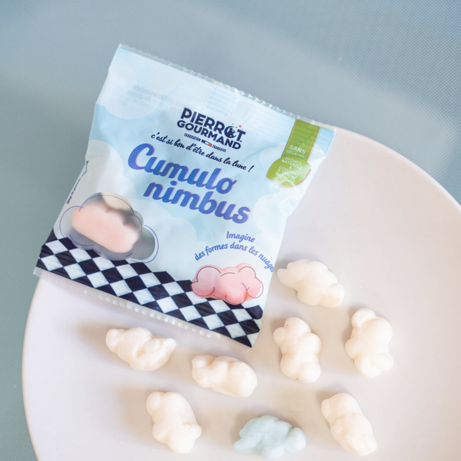 Trois sachets de guimauves en forme de nuage, vue de face.