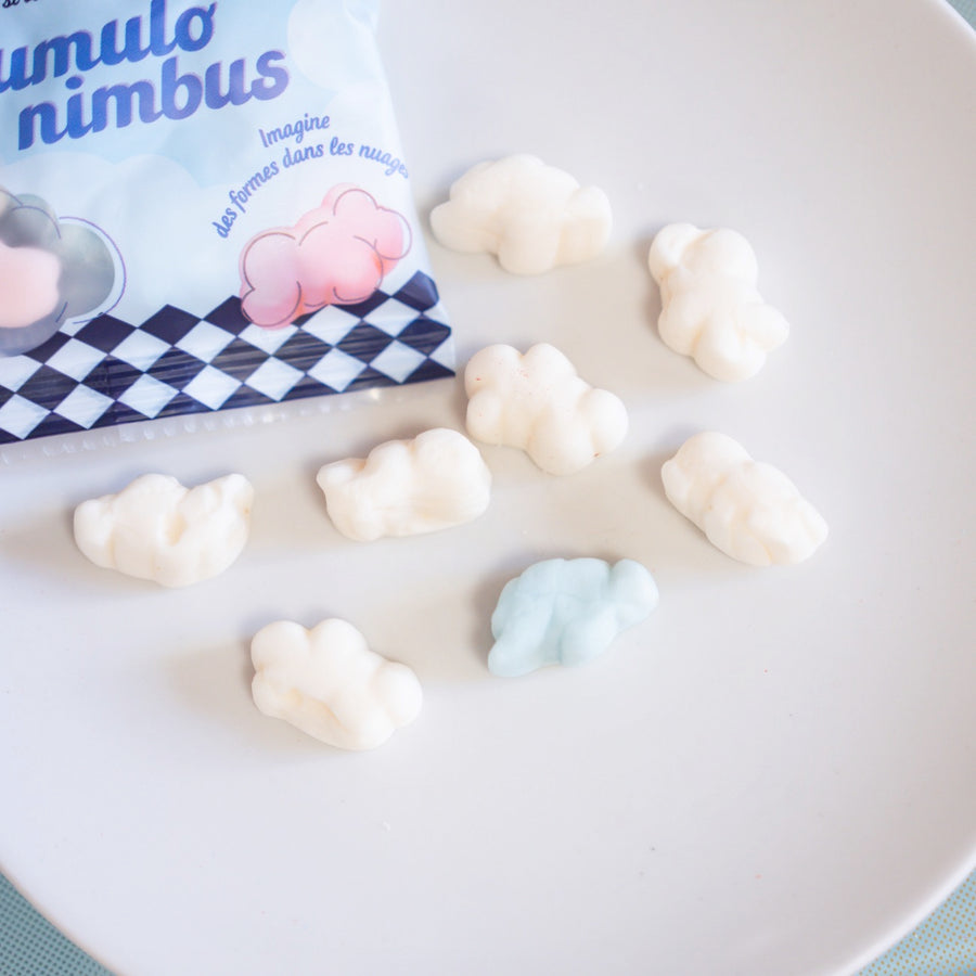 Trois sachets de guimauves en forme de nuage, vue de face.