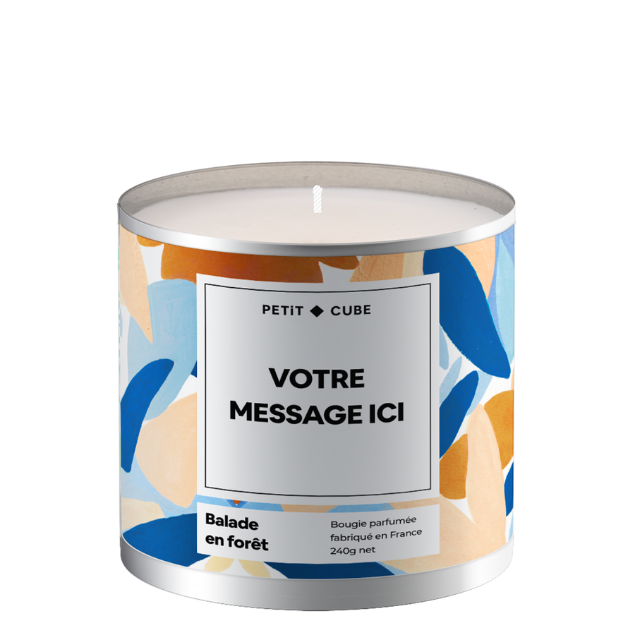 Bougie personnalisée avec motif floral sur fond blanc