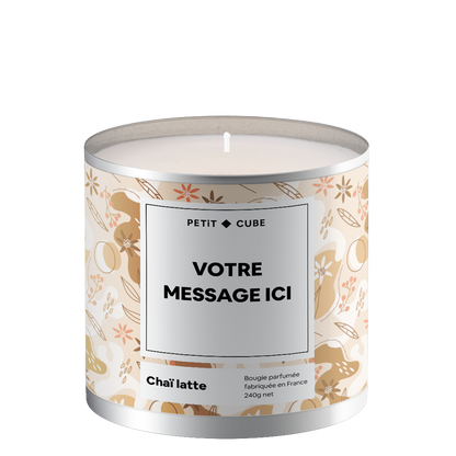 Bougie personnalisée avec motif élégant sur la surface.