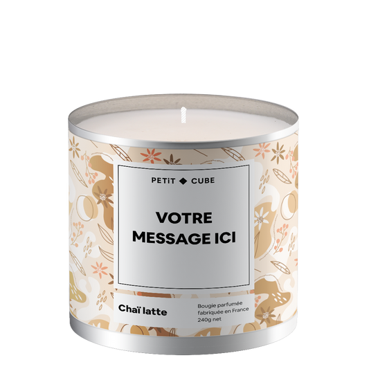 Bougie personnalisée avec motif élégant sur la surface.