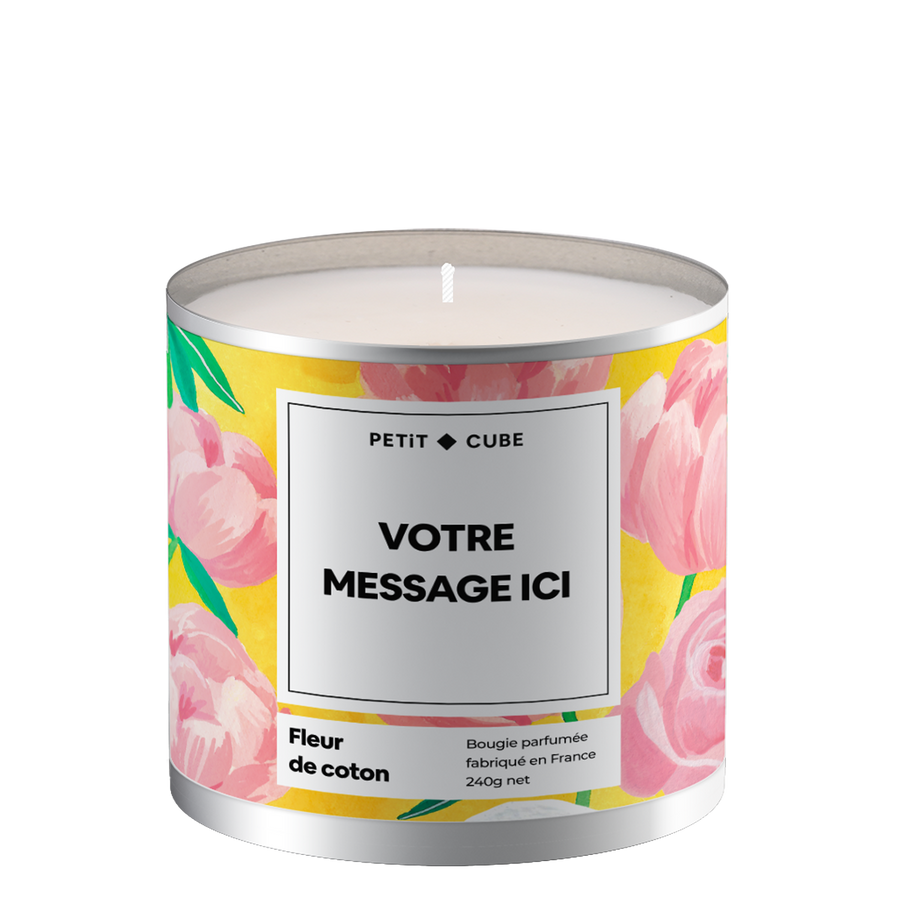 Bougie personnalisée avec motif floral délicat sur le verre.