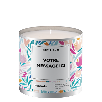 Bougie personnalisée avec motif floral délicat sur la surface.