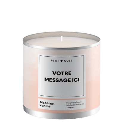 Bougie personnalisée avec motif de macaron et parfum vanille.