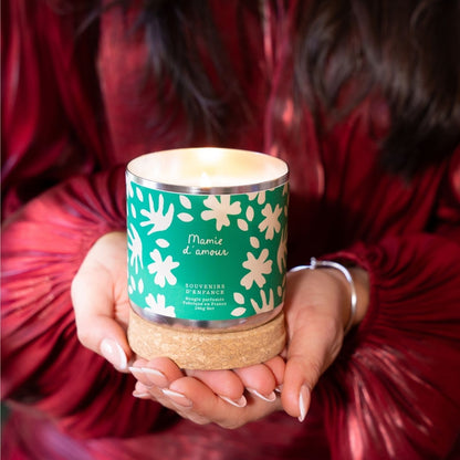 Bougie Mamie d'Amour avec étiquette douce et parfum nostalgique