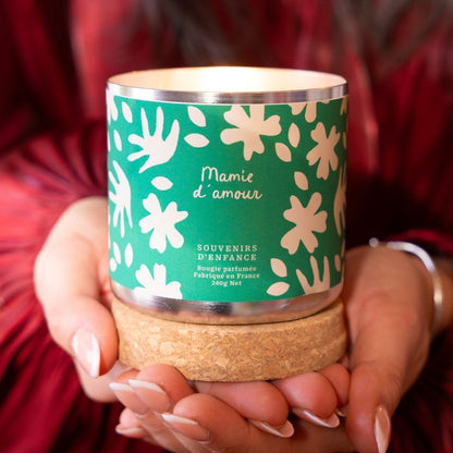 Bougie Mamie d'Amour avec étiquette douce et parfum nostalgique