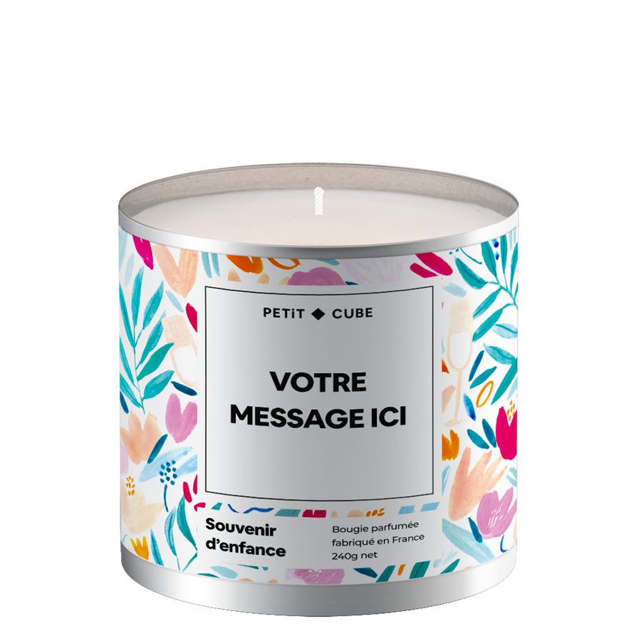 Bougie personnalisée avec motif floral délicat sur le verre.