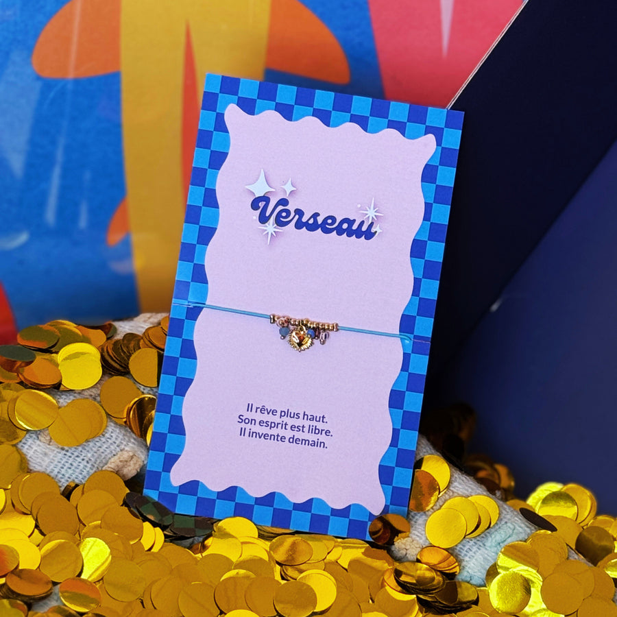 Bracelet Verseau à cordon bleu et breloque cœur doré, présenté sur sa carte