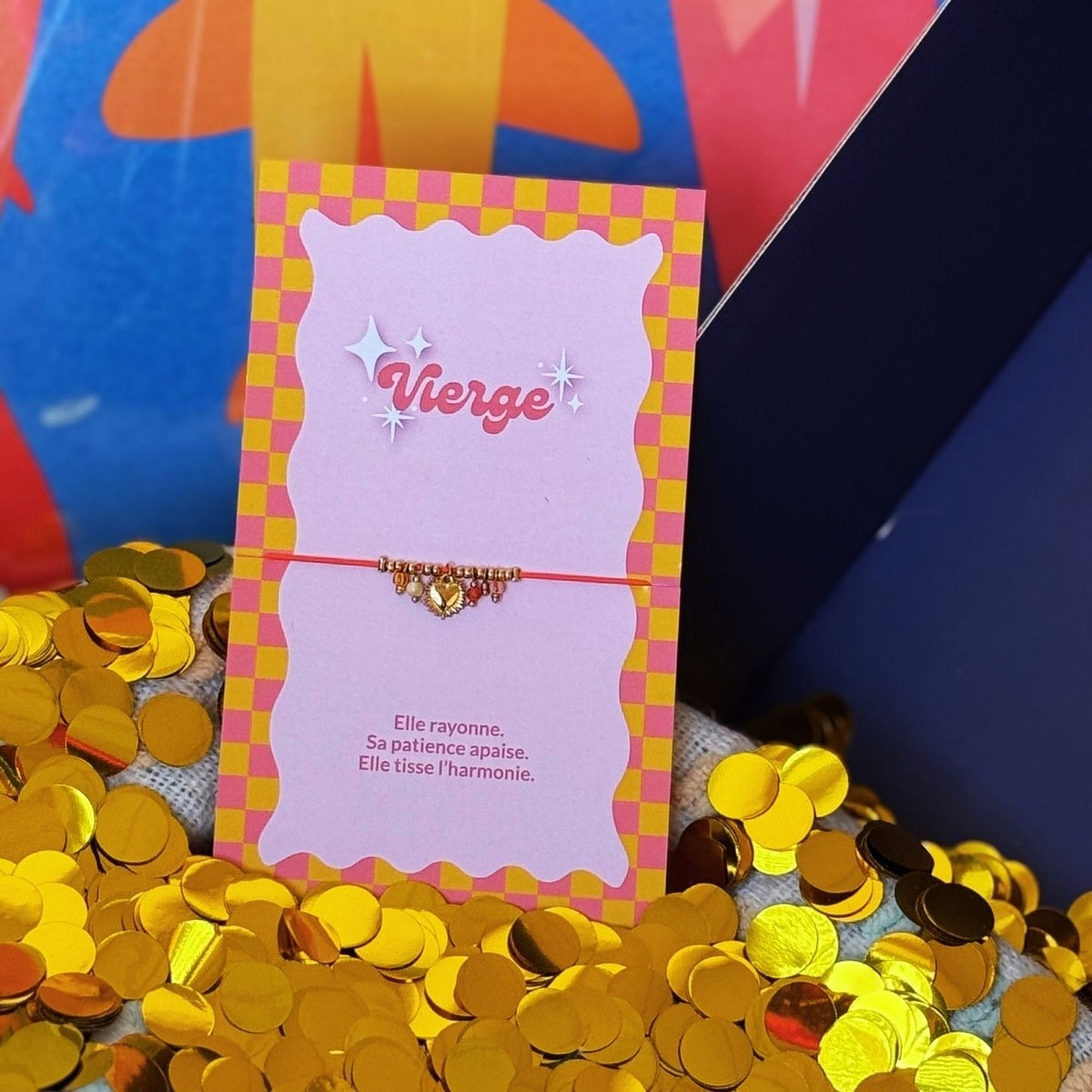 Bracelet Astro Vierge à cordon rose et breloque dorée, présenté sur sa carte