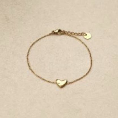 Bracelet en acier avec un cœur martelé au centre