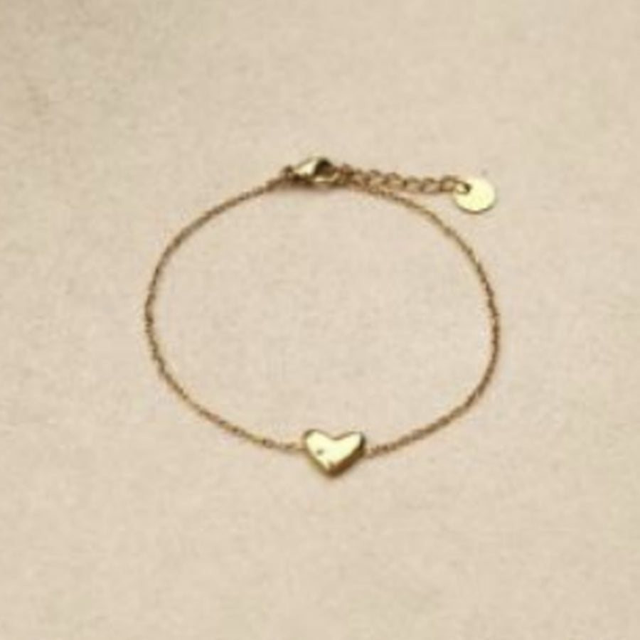 Bracelet en acier avec un cœur martelé au centre