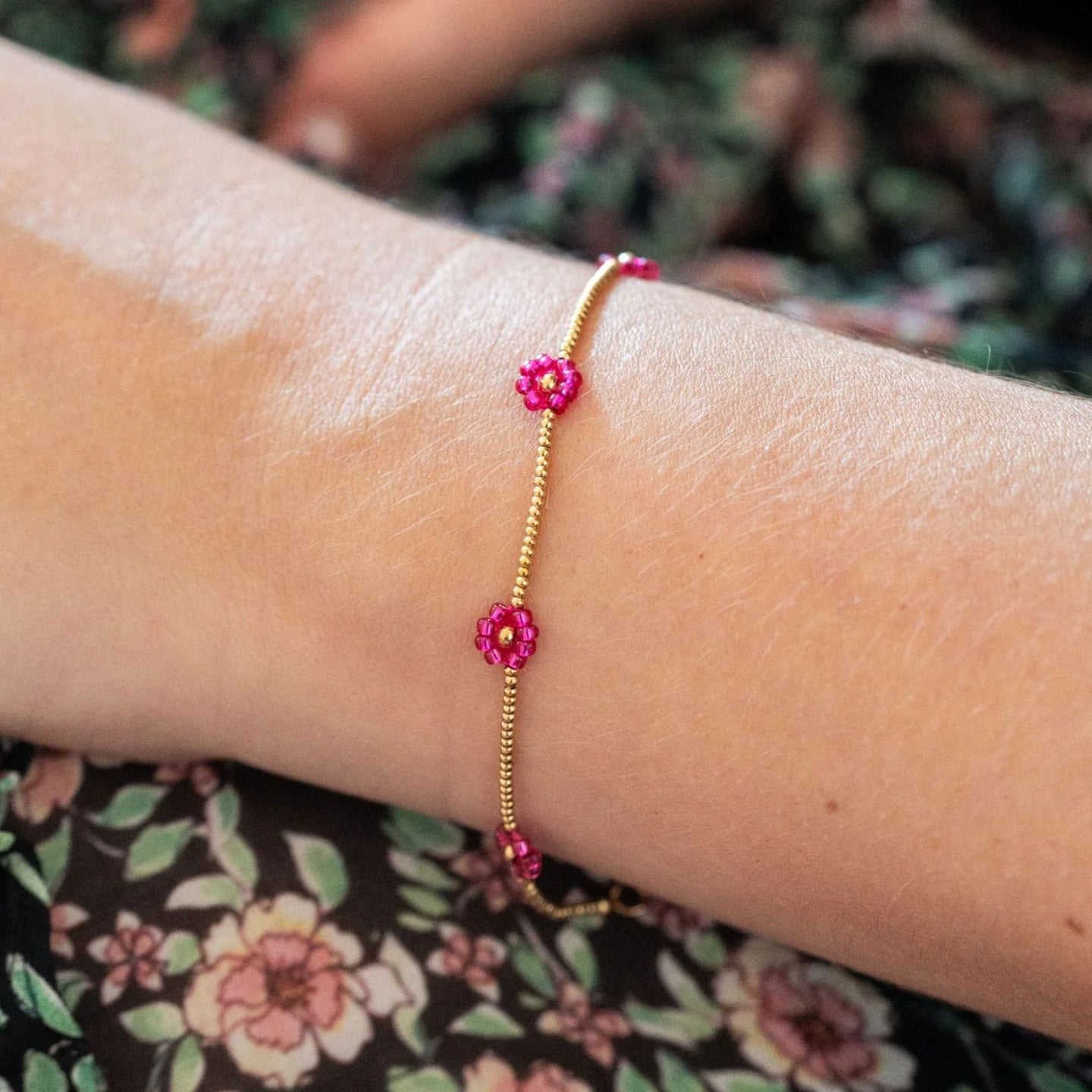 Bracelet en acier inoxydable avec marguerites fuschia et dorées