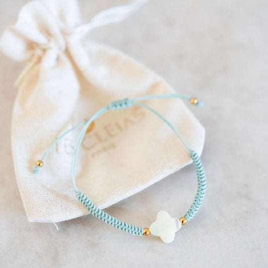 Bracelet tressé vert d'eau avec fleur nacrée et détails dorés