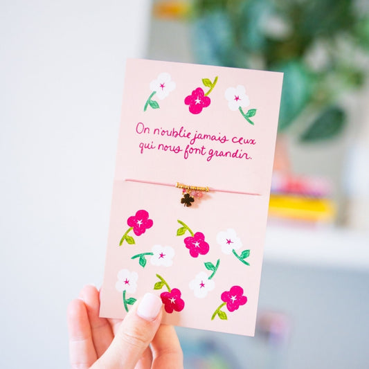 Bracelet trèfle en gros plan avec carte message inspirante