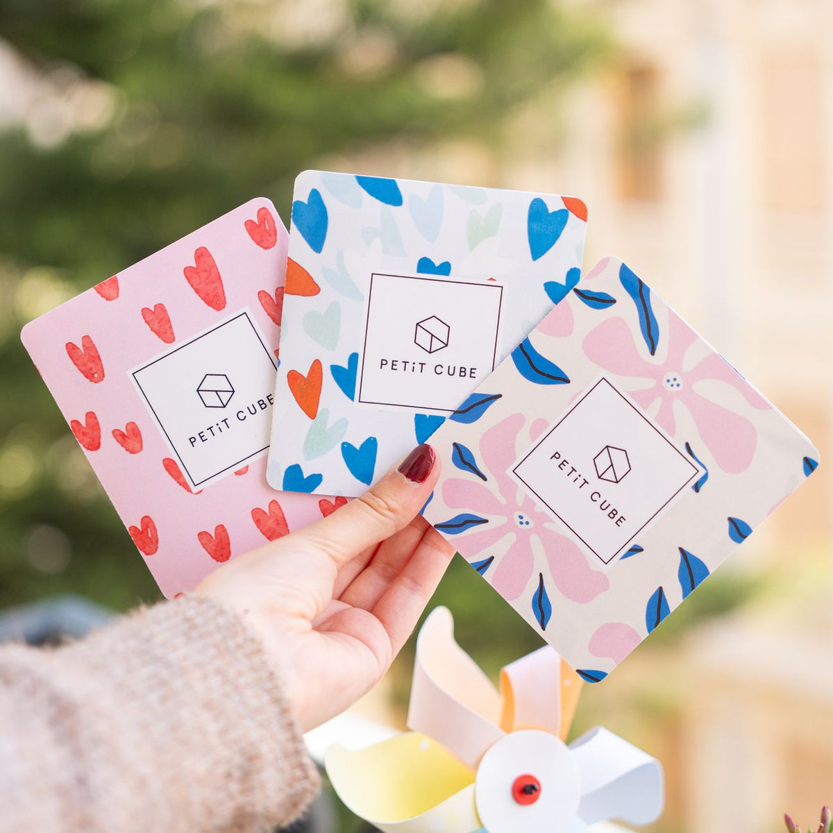 Carte à gratter avec motif coloré et texture brillante.