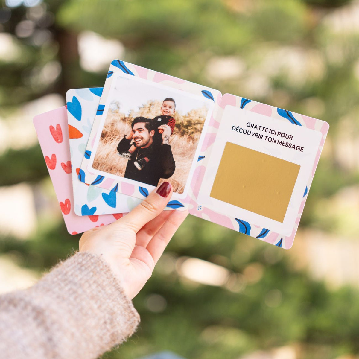 Carte à gratter avec motif coloré et texture brillante.