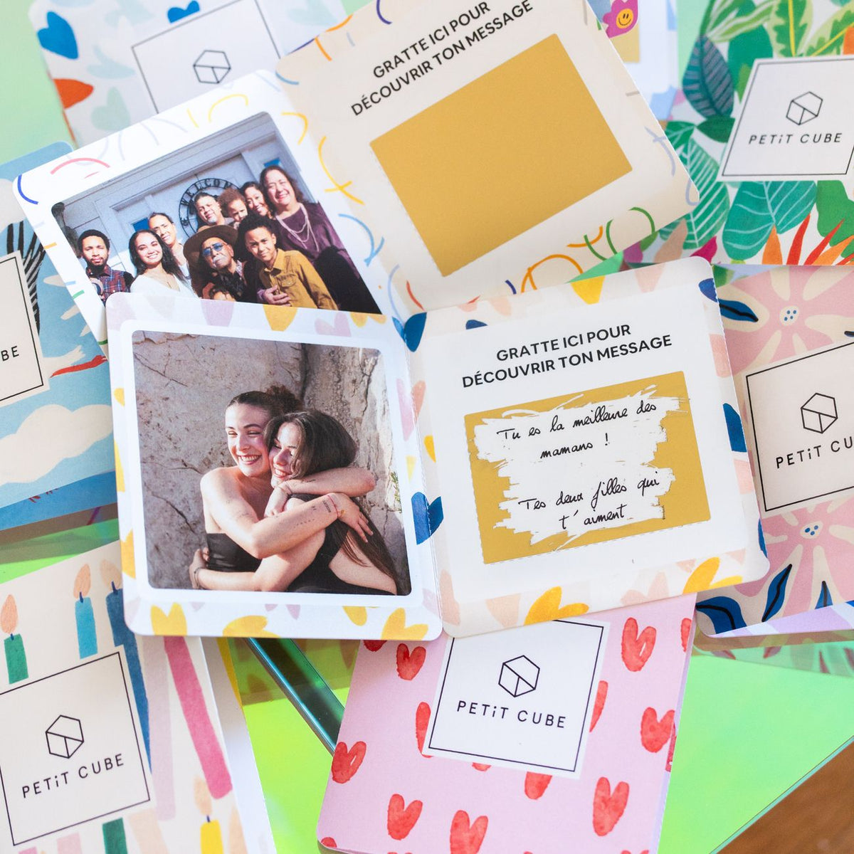 Carte à gratter avec un design coloré et texture brillante.