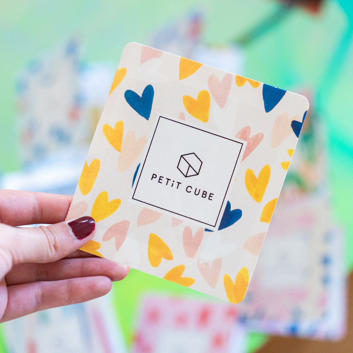 Carte à gratter avec un design coloré et texture brillante.