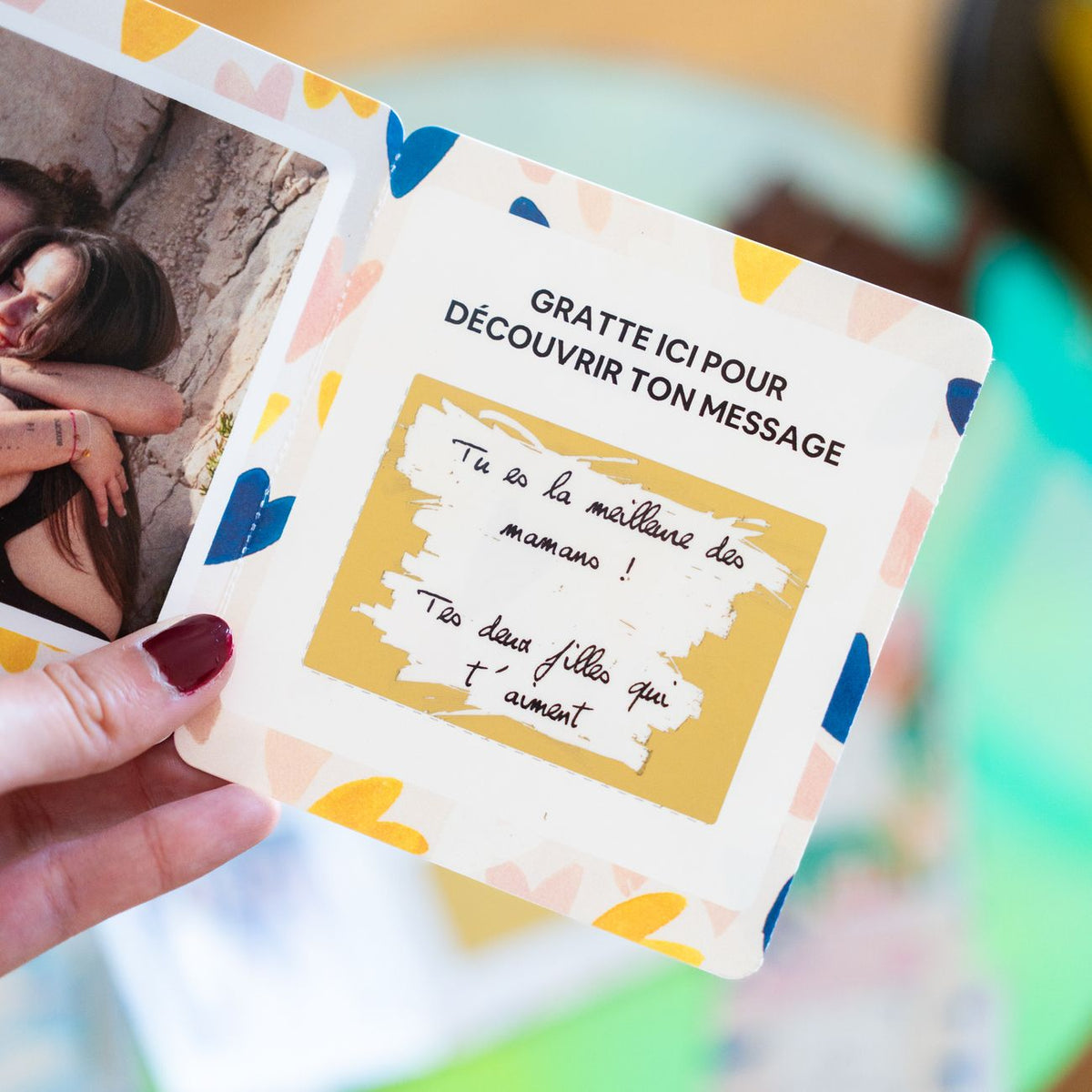 Carte à gratter avec motif coloré et texture brillante.