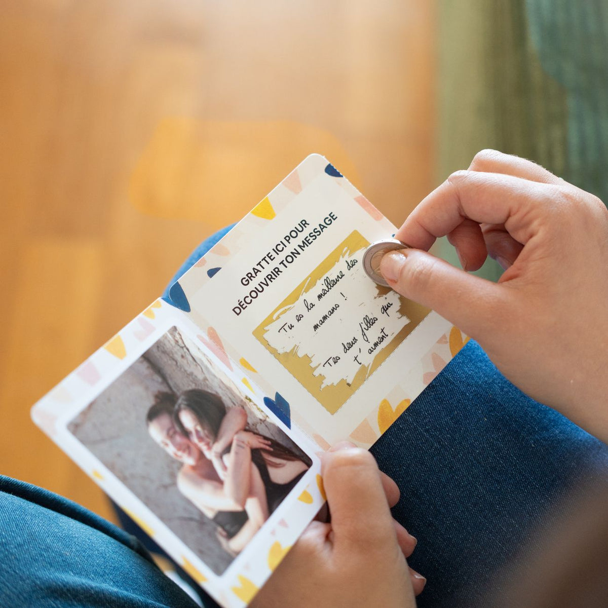 Carte à gratter avec motifs de petits cœurs en détail.