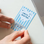 Carte à gratter avec message doré sur fond blanc