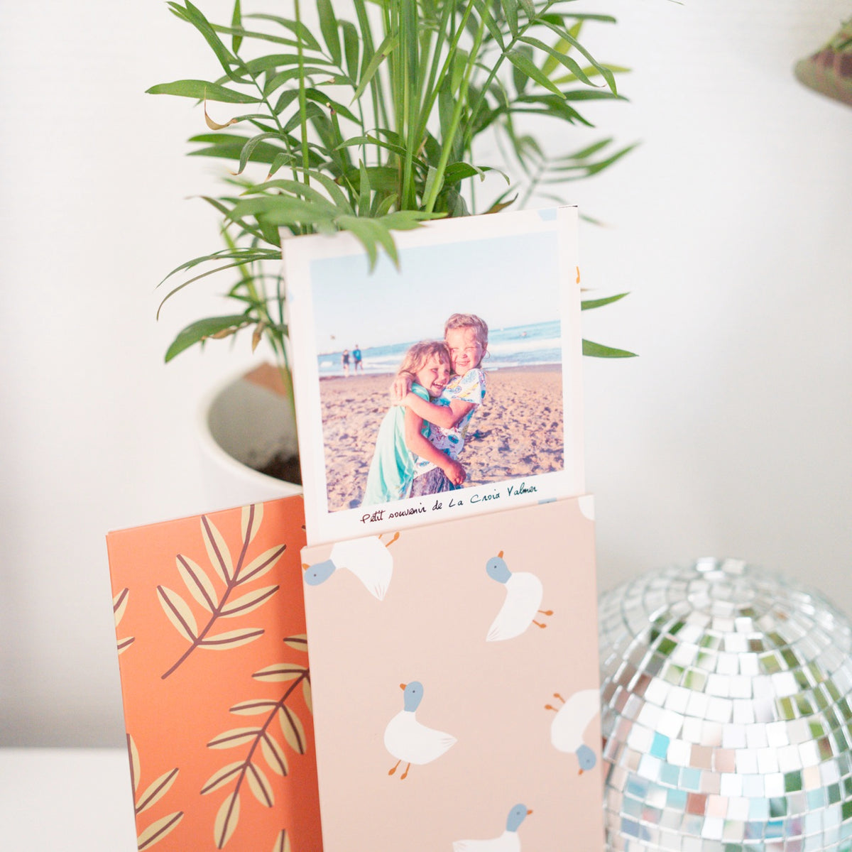 Carte de tir à confettis avec motif coloré et texture brillante.