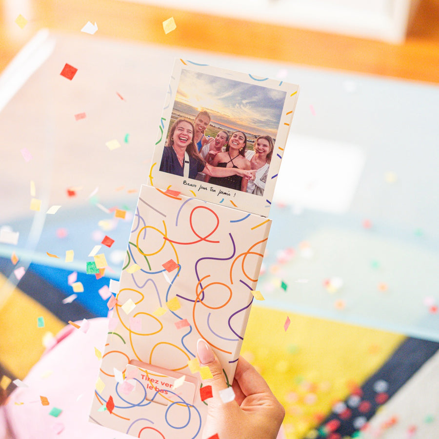Carte de tir à confettis avec motifs colorés et texture brillante.