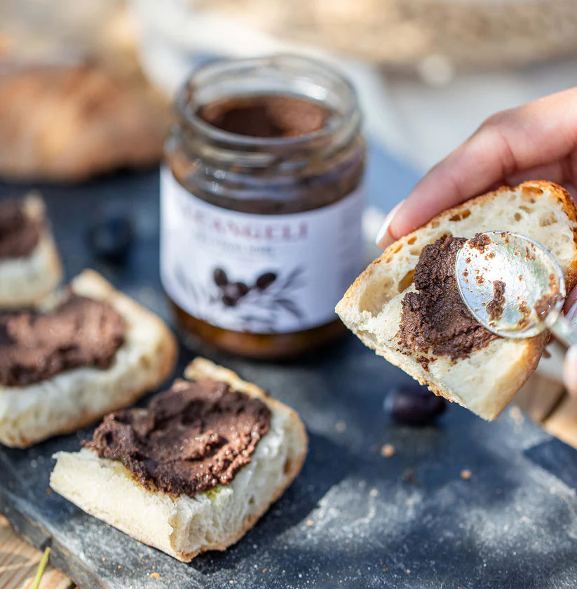 Caviar d'olive noire Lucangeli en pot, texture crémeuse visible