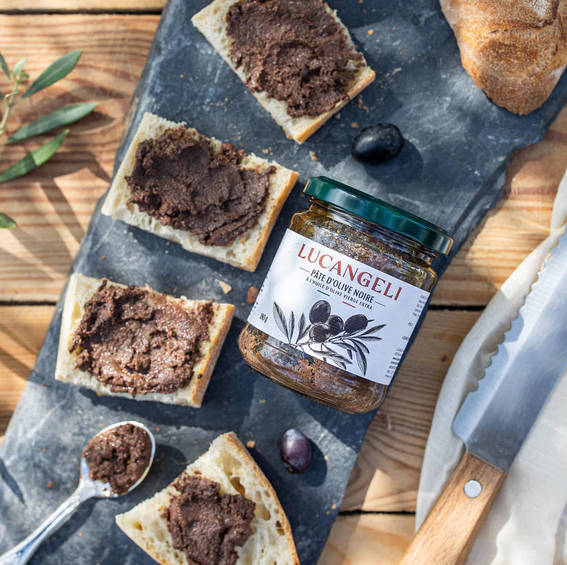 Caviar d'olive noire dans un pot en verre avec texture crémeuse