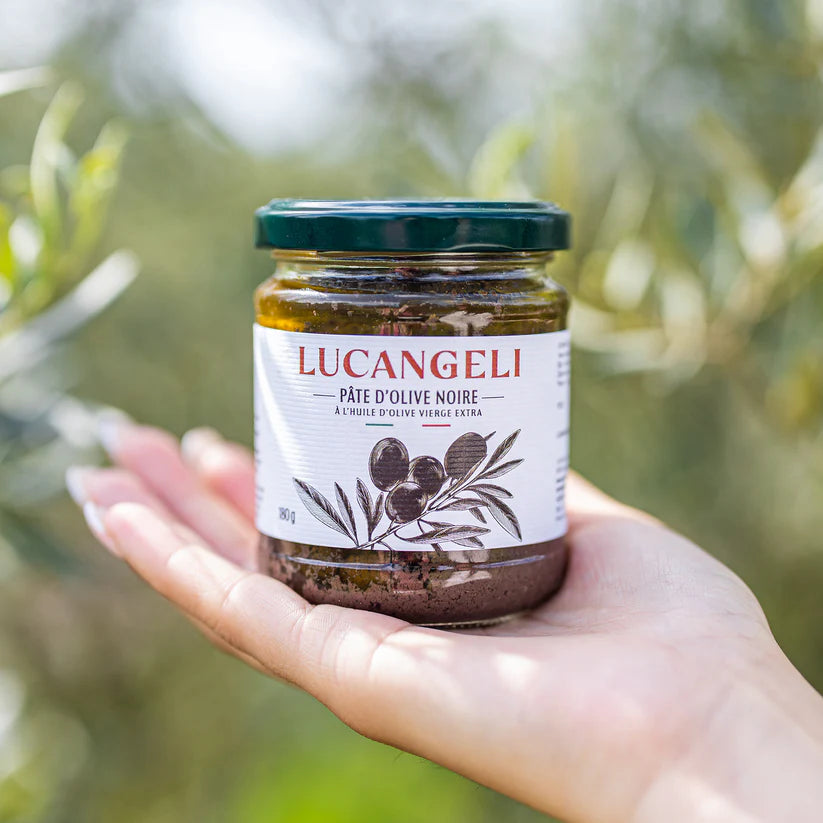 Caviar d'olive noire dans un pot en verre, texture crémeuse