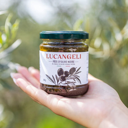Caviar d'olive noire dans un pot en verre, texture crémeuse