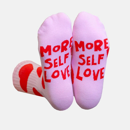 Chaussettes rose pâle à inscription rouge « More Self Love » et motif cœur