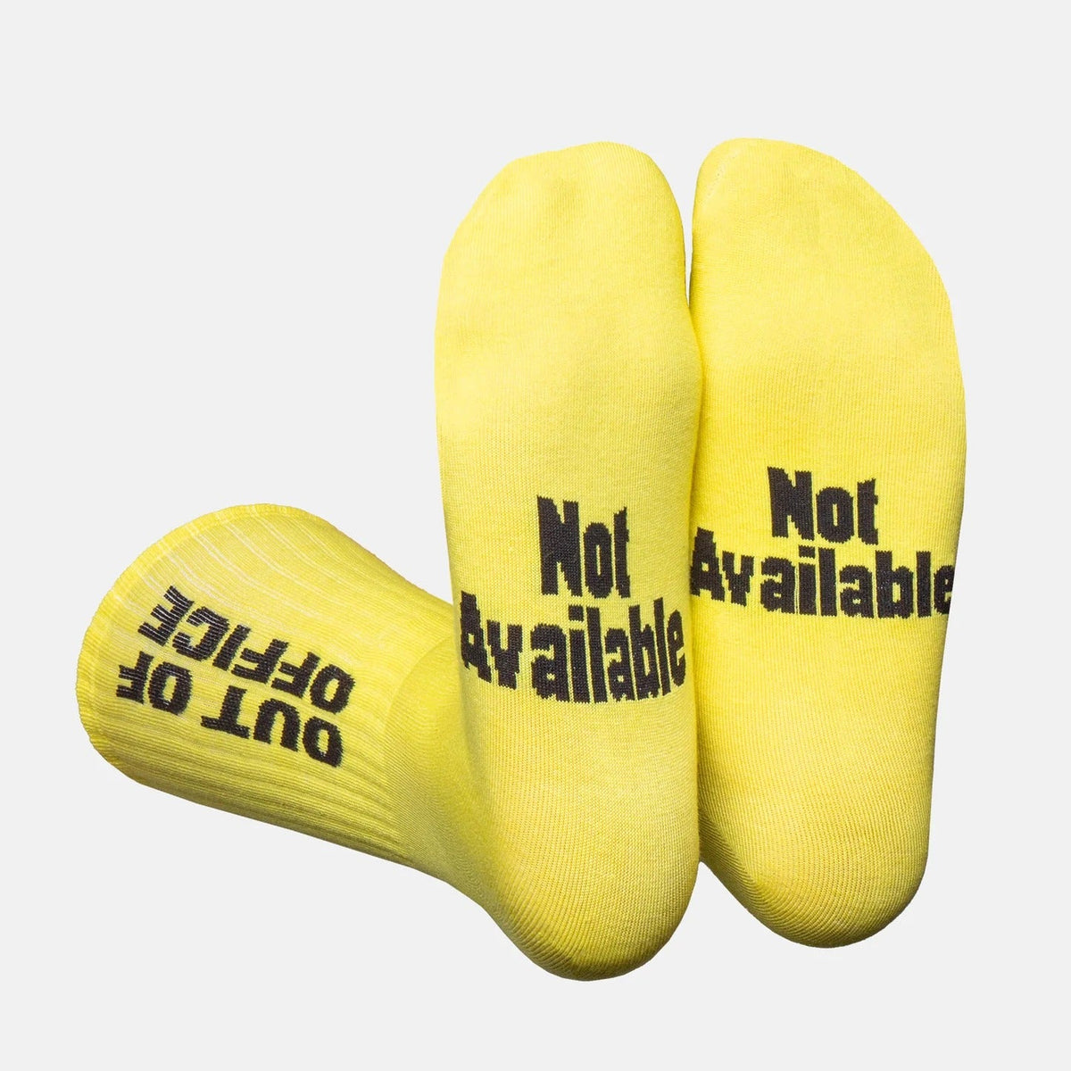 Chaussettes jaunes avec le message noir « Not Available » sur les semelles