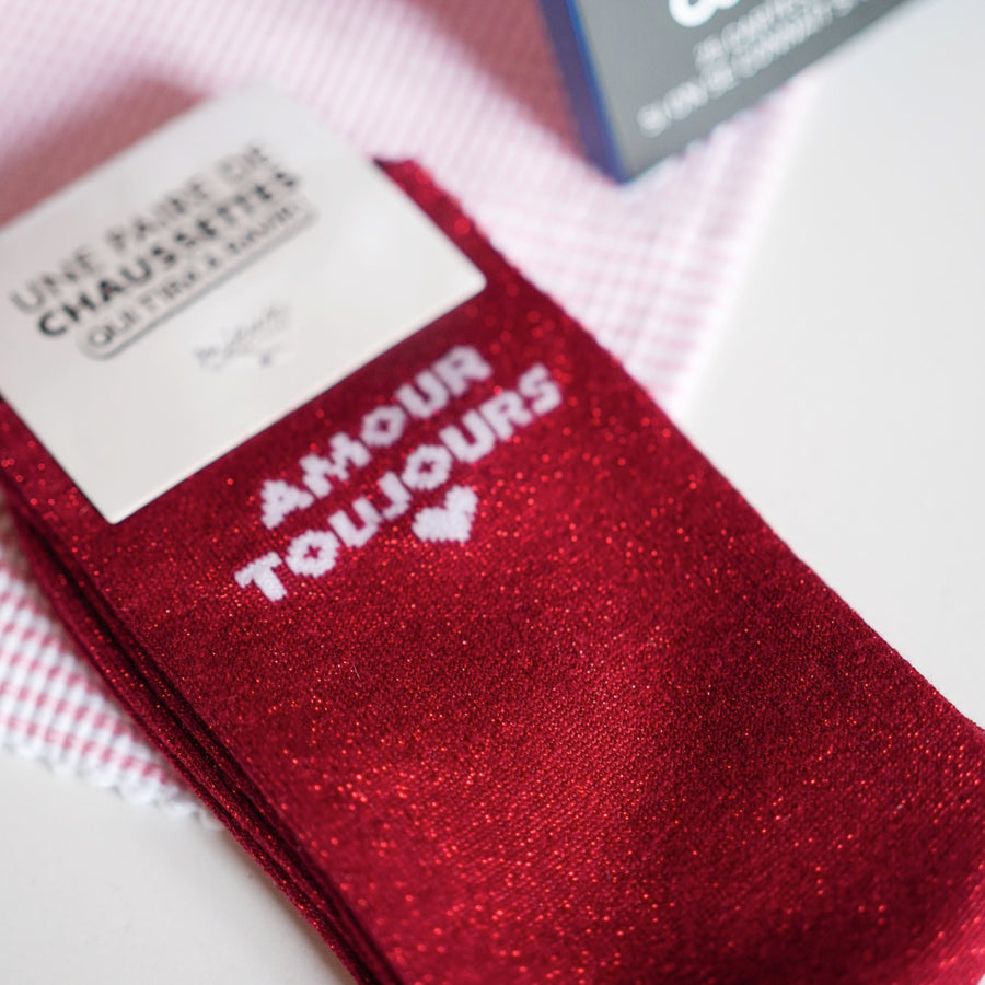 Chaussettes rouges pailletées avec inscription 'Amour Toujours'