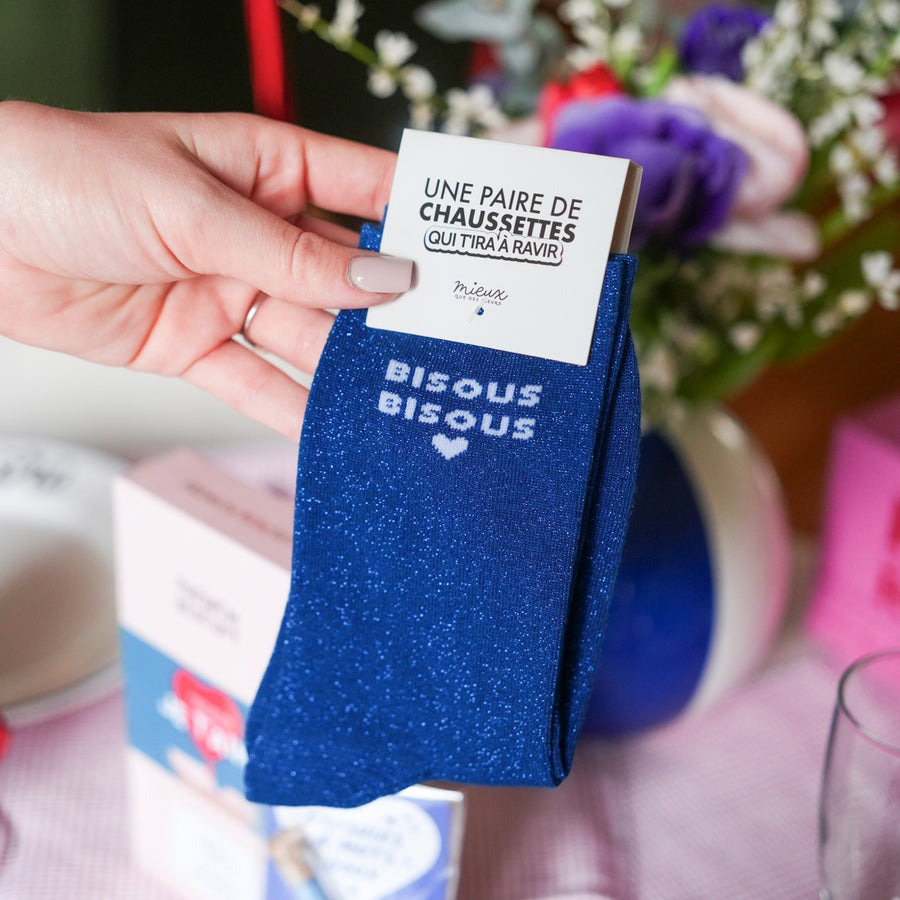 Chaussettes pailletées avec motif de bisous en gros plan.