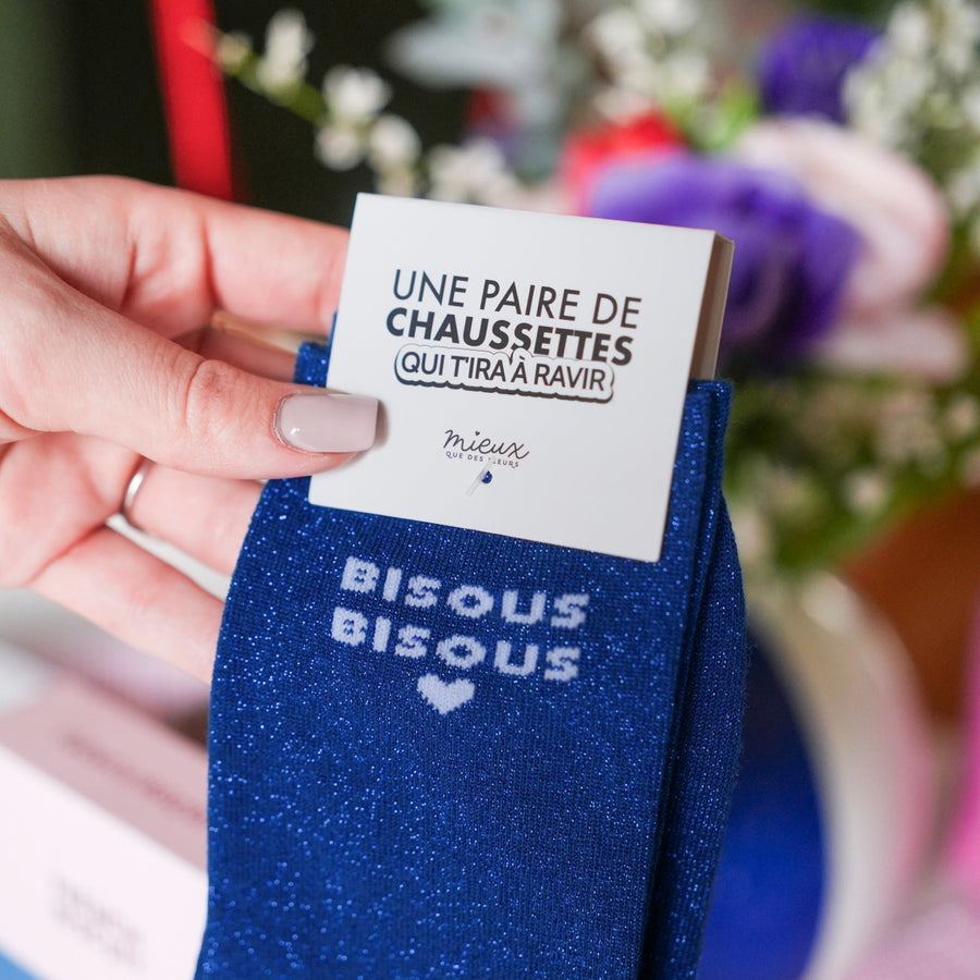 Chaussettes pailletées avec motif de bisous en gros plan.
